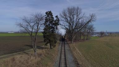 空中视图恢复蒸汽机车乘客汽车旅行吹烟蒸汽之前火车农场农村